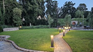Un jardín bien cuidado con un camino empedrado que lleva a una zona de estar.