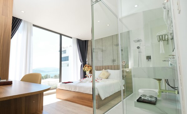 Habitación doble Deluxe, vista parcial al océano | Escritorio, wifi gratis y ropa de cama