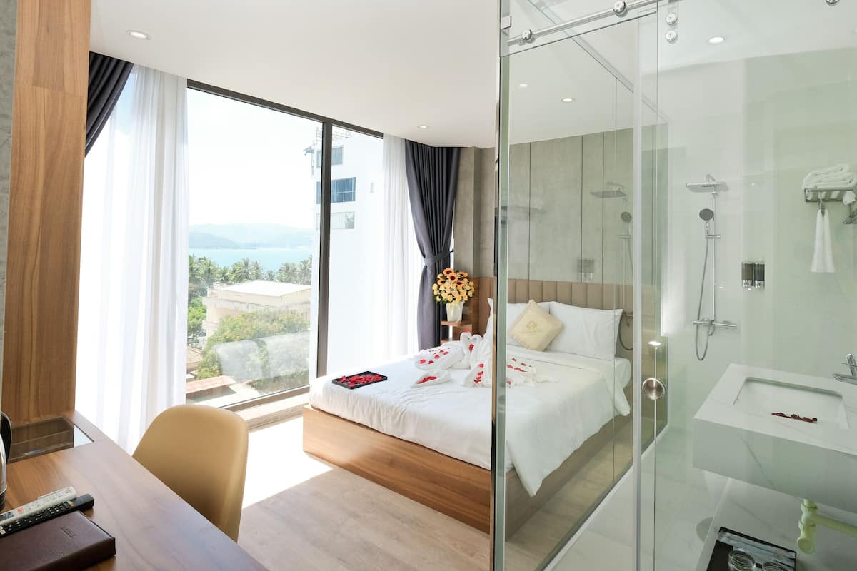 Doppia Deluxe, vista oceano parziale | 1 camera, una scrivania, Wi-Fi gratuito, lenzuola