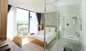 Habitació doble Deluxe, vistes parcials a l'oceà | Escriptori, wifi gratuïta i roba de llit 