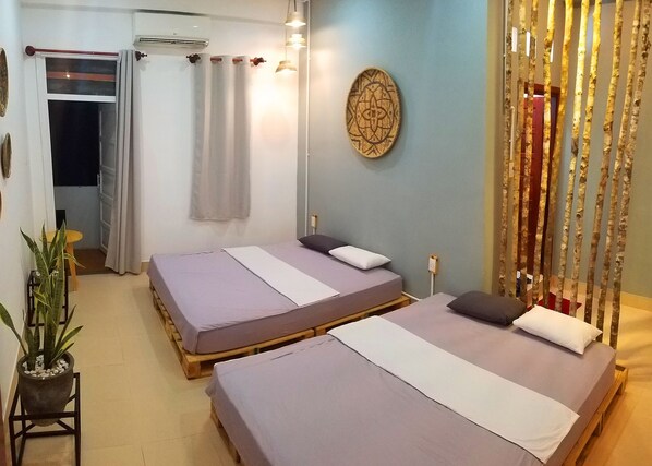 Fyrbäddsrum (VIP) | Minibar, individuell inredning, skrivbord och gratis wi-fi