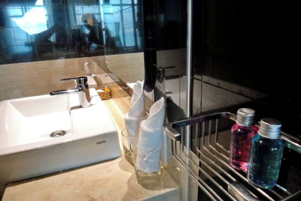 Badkamer | Een douche, een regendouche, designer toiletartikelen, een haardroger