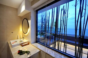 尊荣双人房或双床房, 海景 | 浴室 | 淋浴设施、大花洒淋浴喷头、名牌洗护用品、吹风机