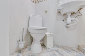 Shower, free toiletries, hair dryer, slippers - Sokroma Elegant Aparts (St. Petersburg)
