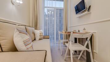 Standard-Studio, Balkon (for 4 adults) | Schreibtisch, schallisolierte Zimmer, Bügeleisen/Bügelbrett