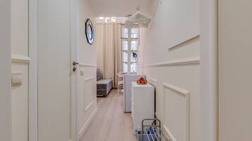 Economy-Studio | Schreibtisch, schallisolierte Zimmer, Bügeleisen/Bügelbrett