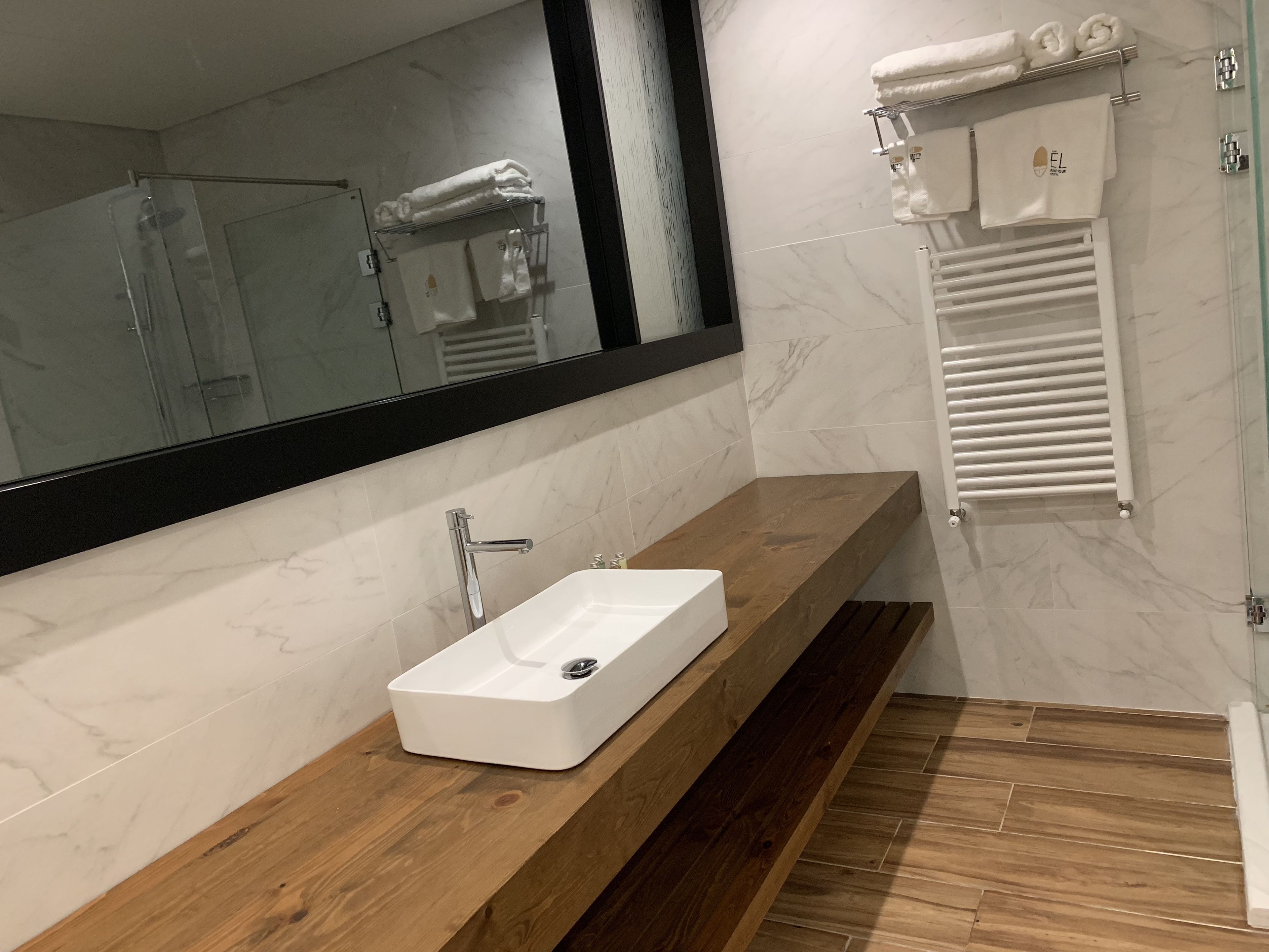 junior suite | bathroom | free toiletries, hair dryer, slippers, towels