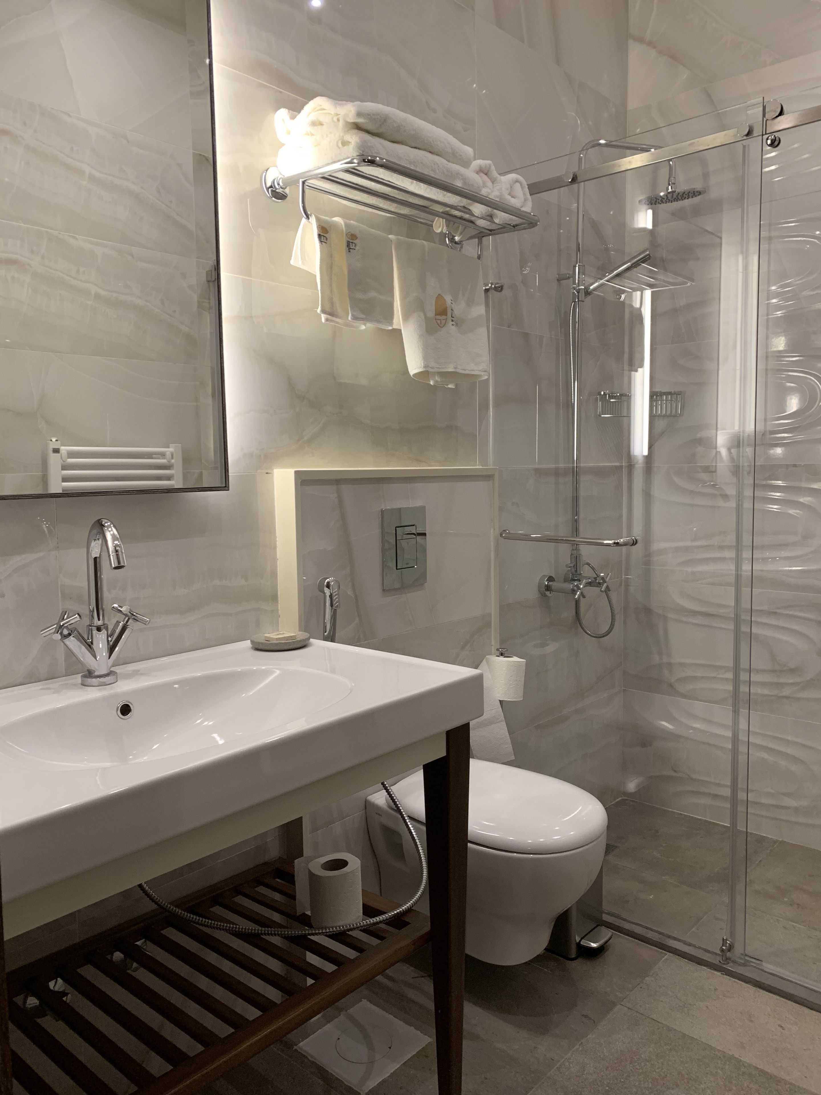 standard room | bathroom | free toiletries, hair dryer, slippers, towels