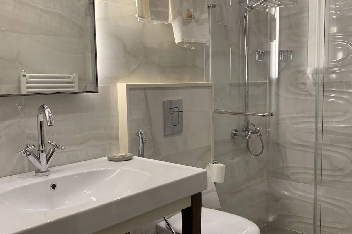 standard room | bathroom | free toiletries, hair dryer, slippers, towels