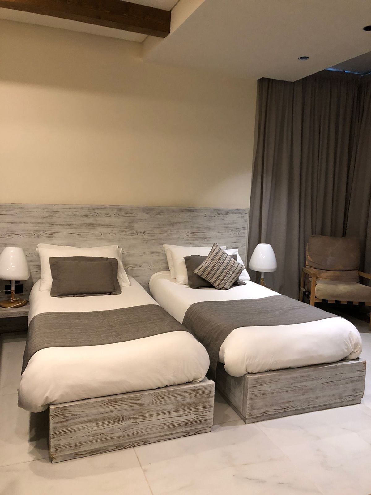 Habitación ejecutiva, vistas a la ciudad | Minibar, caja fuerte, escritorio y camas supletorias