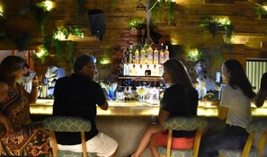 2 bars/lounges
