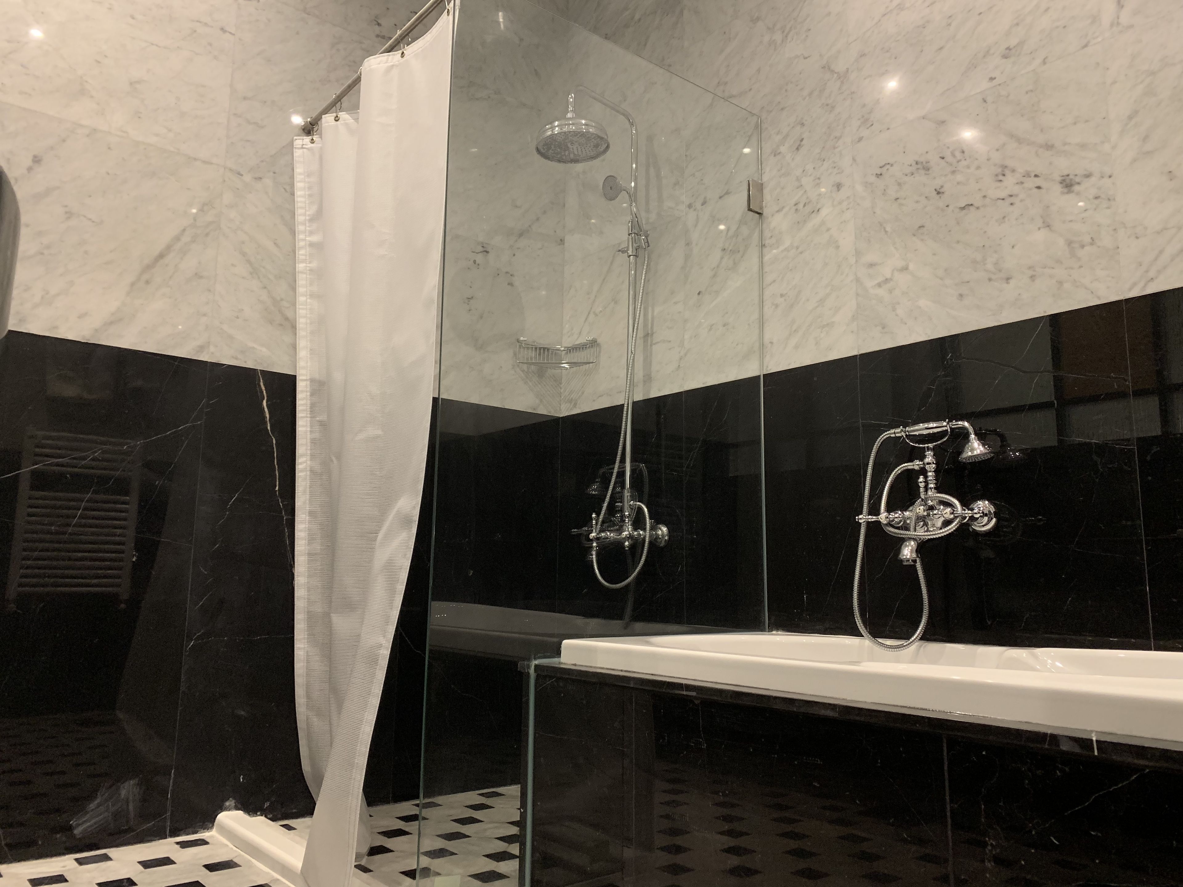 junior suite | bathroom | free toiletries, hair dryer, slippers, towels