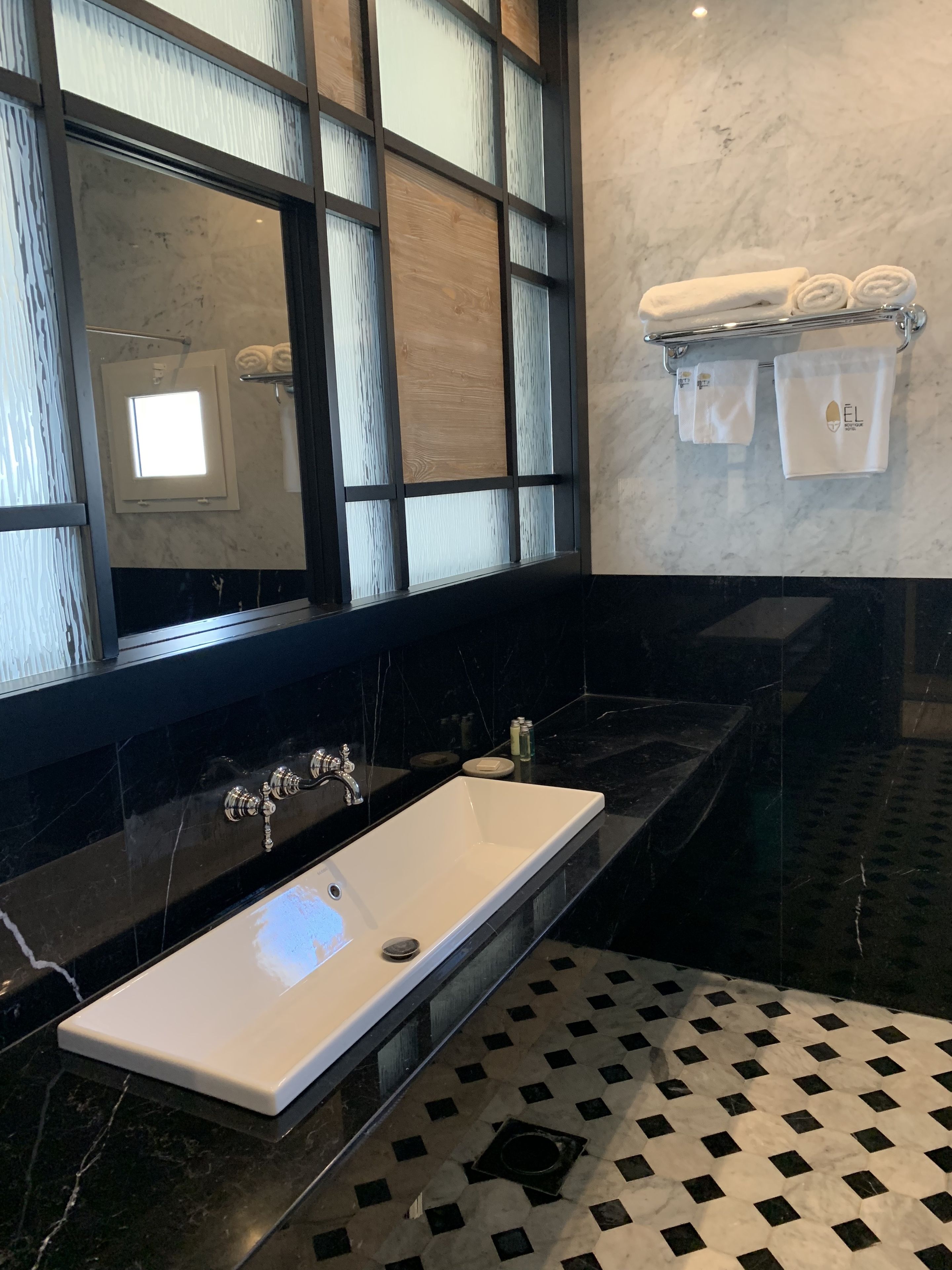 deluxe room | bathroom | free toiletries, hair dryer, slippers, towels