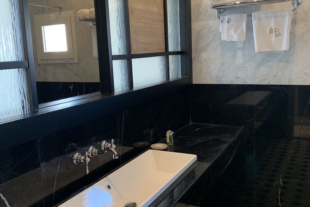 deluxe room | bathroom | free toiletries, hair dryer, slippers, towels