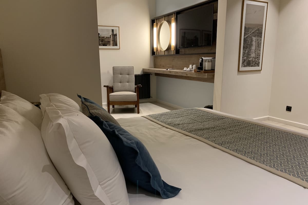 Suite, vue ville | Minibar, coffres-forts dans les chambres, bureau