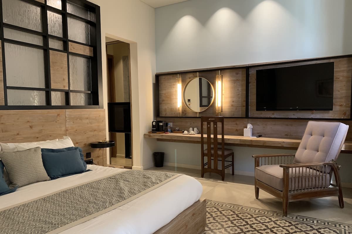 Junior suite | 1 slaapkamer, een minibar, een kluis op de kamer, een bureau