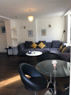 Premium Apartment, 2 Queen Beds, Non Smoking, City View | In-room dining - Hans road Apartment (London)