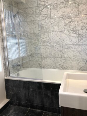 Apartament prèmium, 2 llits de matrimoni, no fumadors, vistes a la ciutat | Bany | Combinació de dutxa i banyera, banyera profunda i tovalloles 