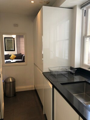 Appartement Premium, 2 grands lits, non-fumeurs, vue ville | Cuisine privée | Réfrigérateur, four, batterie de cuisine, vaisselle et ustensiles