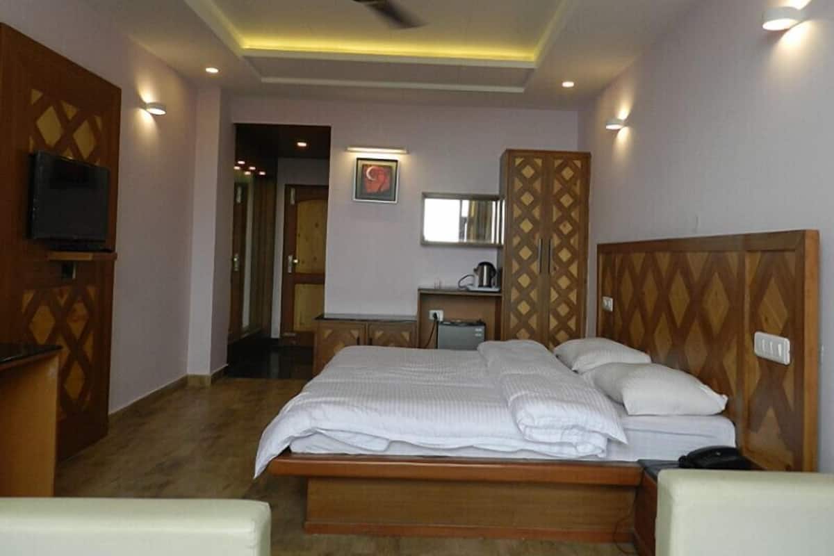 Luxury Double Room, 1 King Bed, Smoking, Valley View | Desk, blackout drapes, iron/ironing board (on request), WiFi (free)