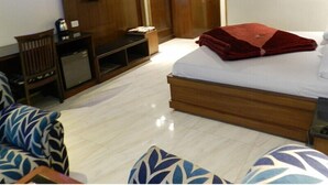 Escritorio, cortinas blackout y tabla de planchar con plancha 