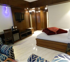 Kahden hengen luksushuone, 1 suuri parisänky, tupakointi sallittu, näköala laaksoon | Yksilöllisesti sisustettu, yksilöllisesti kalustettu, työpöytä