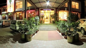 Fachada de la propiedad por la tarde o noche