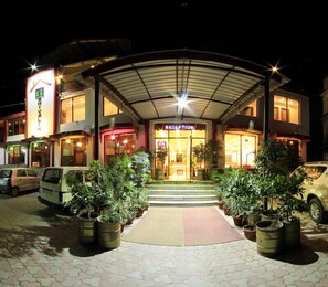 Majoituspaikan julkisivu illalla/yöllä