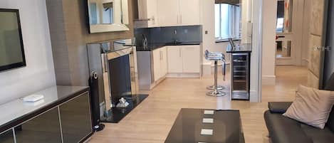 City Apartment, 1 Queen Bed, City View | Living area