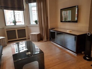 Leilighet – city, 1 queensize-seng, byutsikt | Oppholdsområde | TV