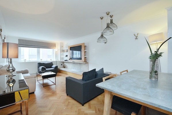 Basic Apartment, 2 Queen Beds, Non Smoking, City View | Living room | TV