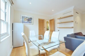 Apartamento urbano, várias camas, para não fumantes, vista para a cidade | Opções para refeição no quarto