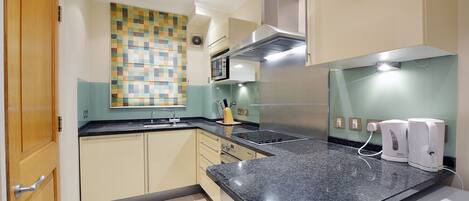 City Apartment, Multiple Beds, Non Smoking, City View | Private kitchen | Full-size fridge, oven, stovetop, dishwasher