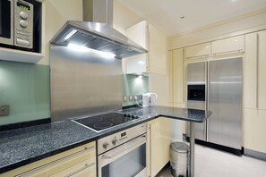 City Apartment, Multiple Beds, Non Smoking, City View | Private kitchen | Full-size fridge, oven, stovetop, dishwasher - William Mews Townhouse (London)