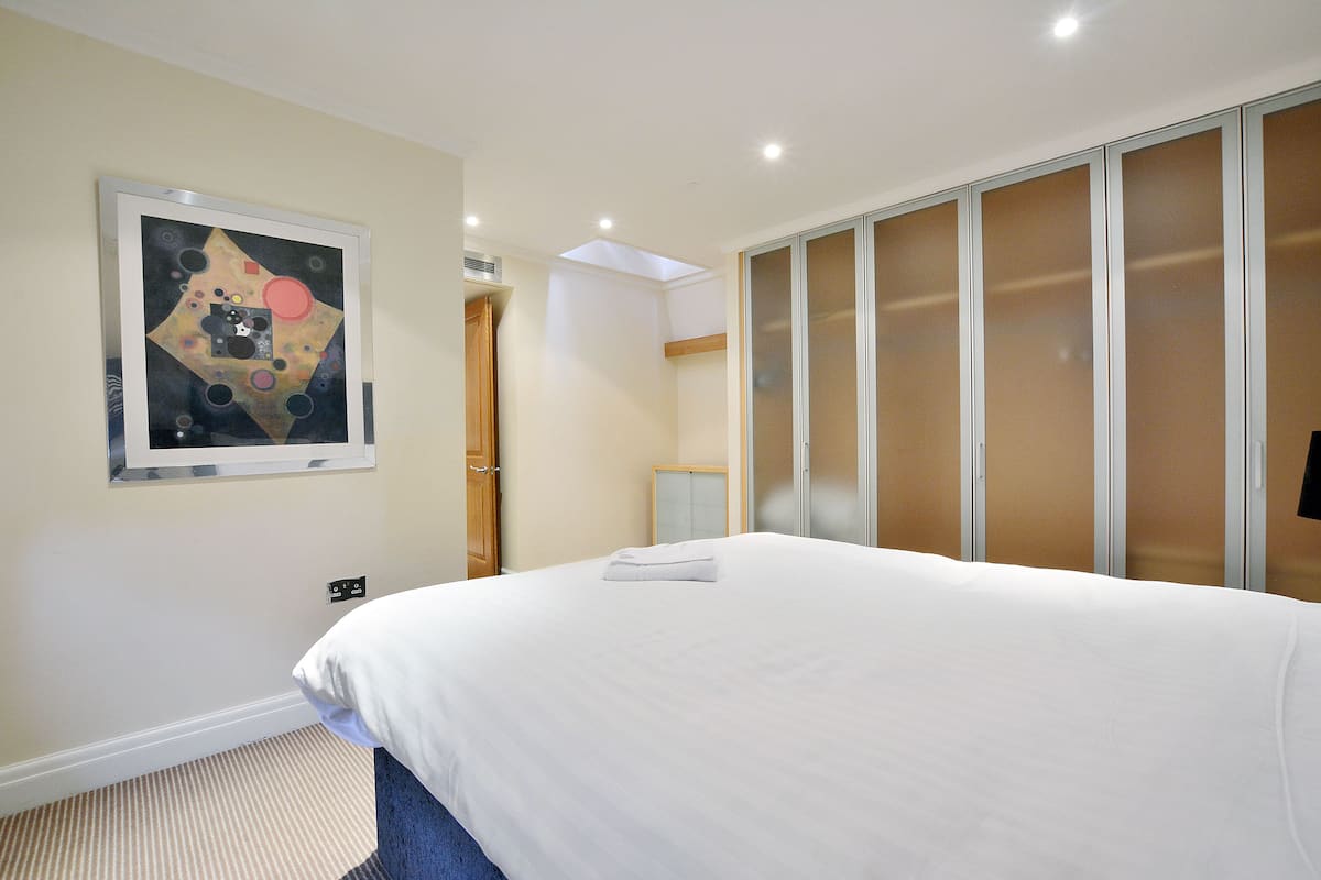 City appartement, Meerdere bedden, niet-roken, uitzicht op de stad | 3 slaapkamers, een strijkplank/strijkijzer, gratis wifi, beddengoed