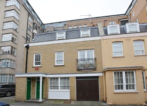 Property entrance - William Mews Townhouse (London)