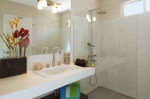 Een douche, een haardroger, handdoeken