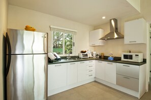 Een koffiezetapparaat/waterkoker, een broodroosteroven