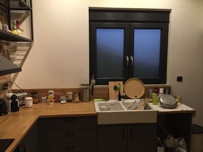 Kjøleskap, ovn, kaffetrakter/tekoker og brødrister