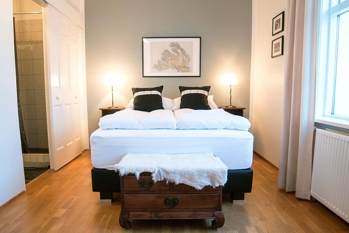 Iron/ironing board, free WiFi, bed sheets