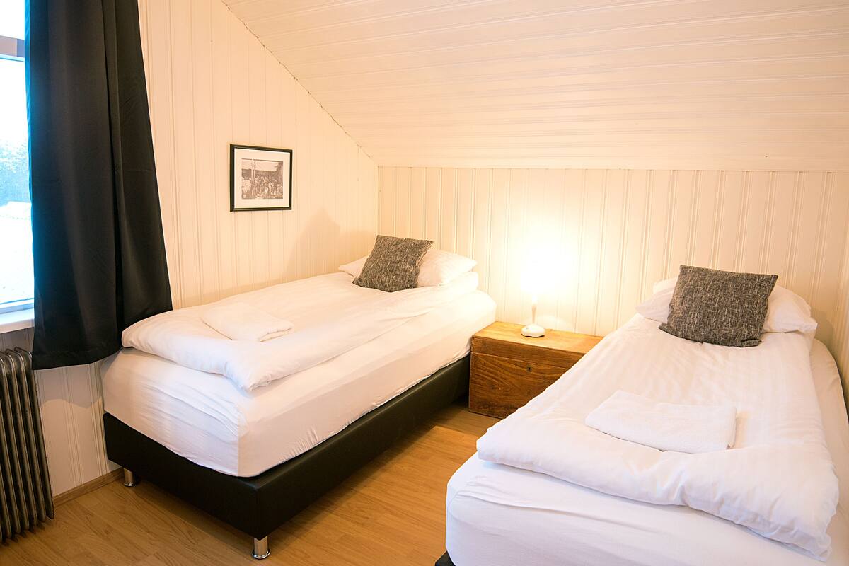 Twin Room, Shared Bathroom (small)