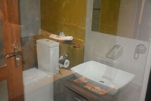 Shower, free toiletries, hair dryer, bathrobes - Royal Tusker Udawalawa (Udawalawa)