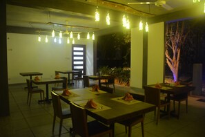 供應早餐、午餐和晚餐,當地料理