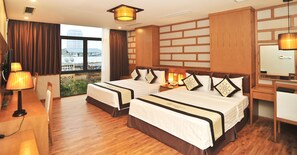 18 Schlafzimmer, Schreibtisch