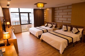 18 bedrooms, desk - Sinh Plaza Hotel an oasis at the heart of Cau Giay district (Hanoi)