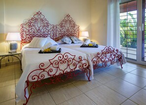 3 bedrooms, iron/ironing board, WiFi, bed sheets - Azahara 6 pax - Javea, Costa Blanca (Javea)