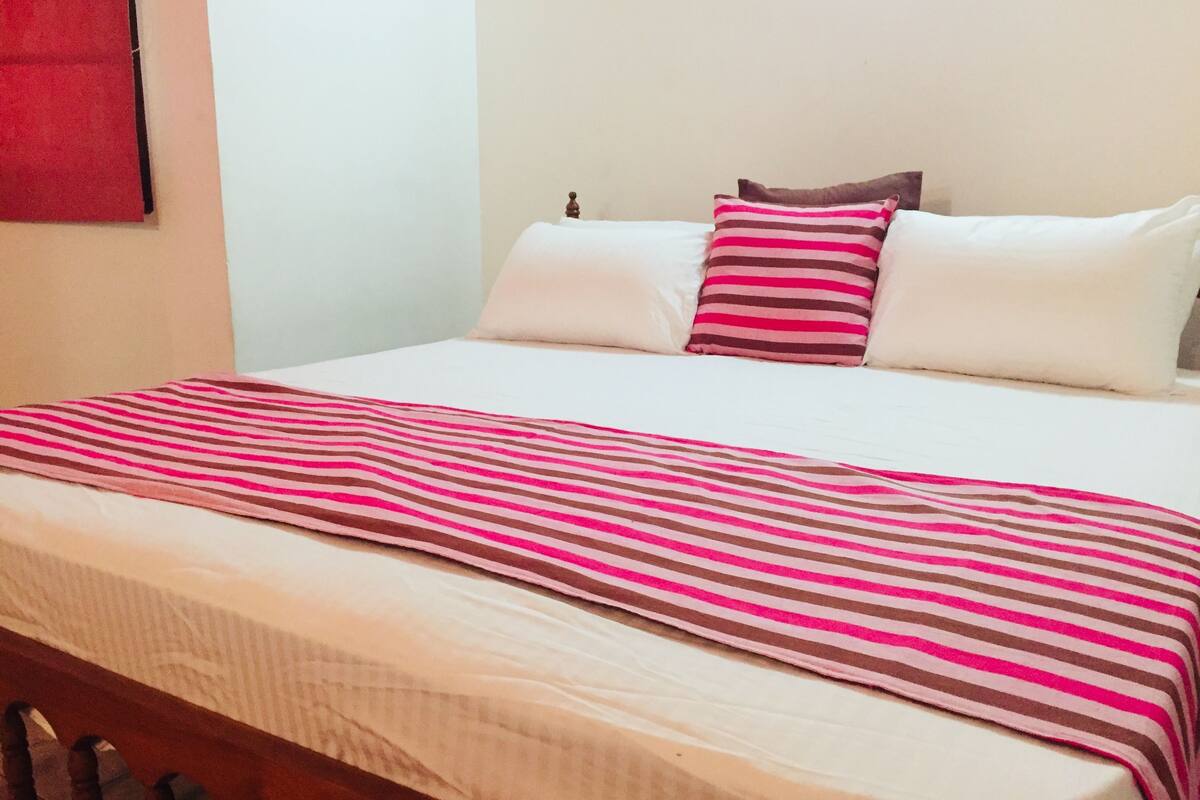 Habitación doble de lujo, vista al patio | 2 habitaciones, ropa de cama de alta calidad y edredón