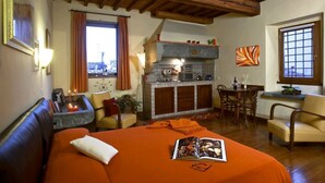 Une pièce confortable comprenant un lit, une table à manger et un coin cuisine.