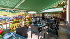 Outdoor dining - Hotel-Restaurant Dumbrava Rupea (Rupea)