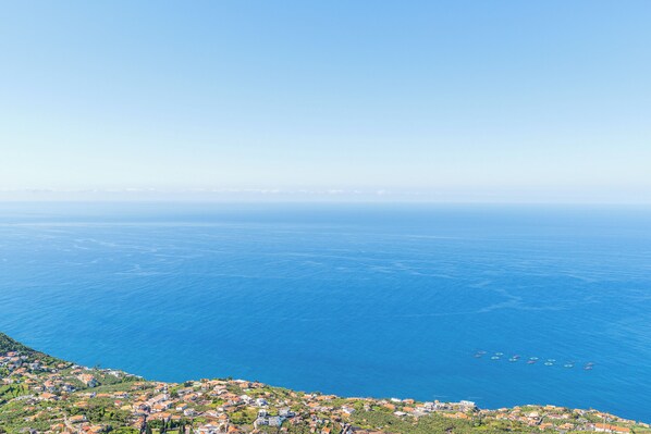 Une ville côtière offrant une vue dégagée sur la mer et un paysage vallonné.